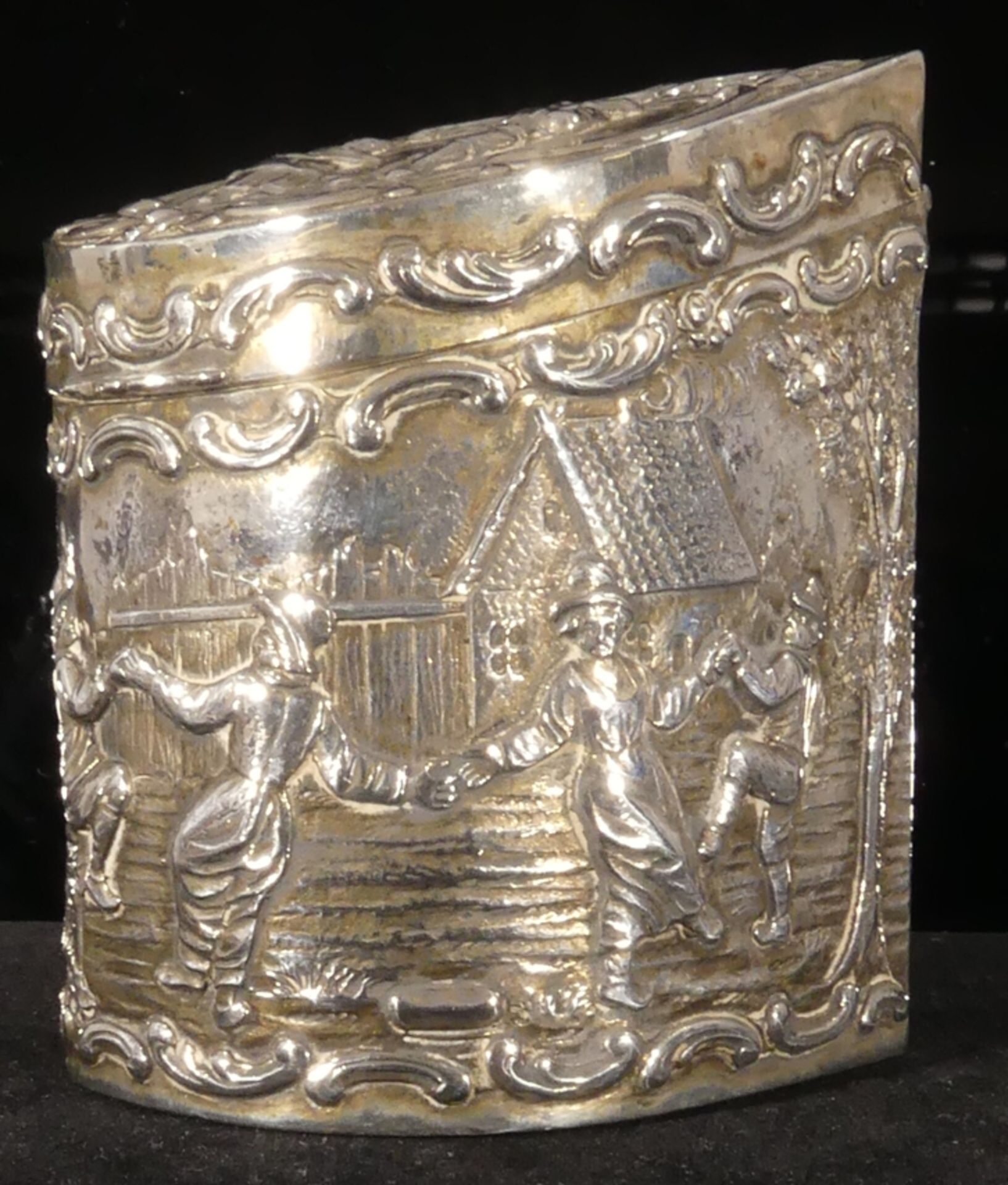 Teedose in nicht alltäglicher Formgebung, Deckel und rundum mit reliefierten Dekoren. 800er Silber, - Image 2 of 6