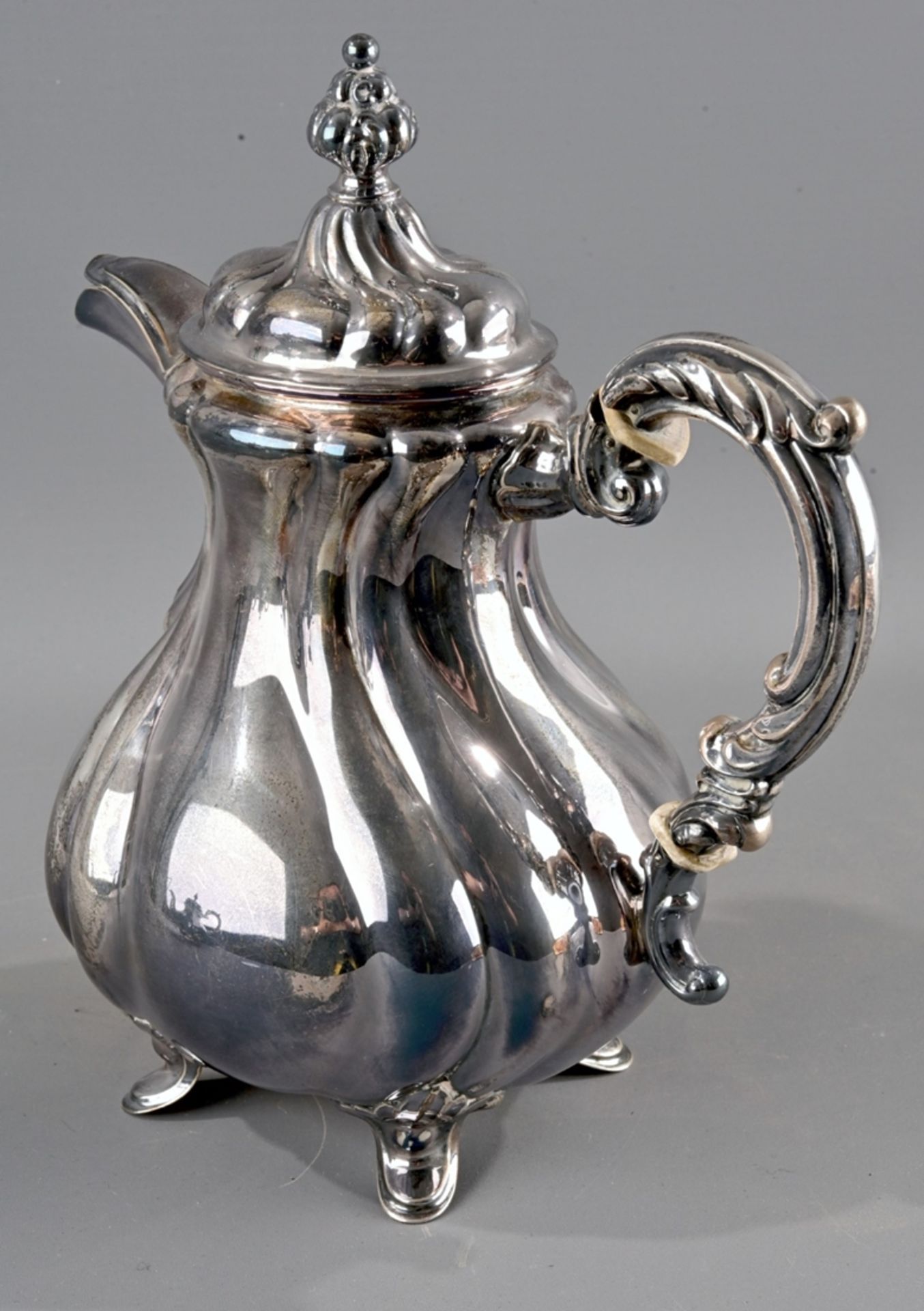 Kaffeekanne im Barockstil, ca. 650 gr. 835er Silber, seitlich scharnierter Deckel. Schöner Erhalt. - Image 6 of 10