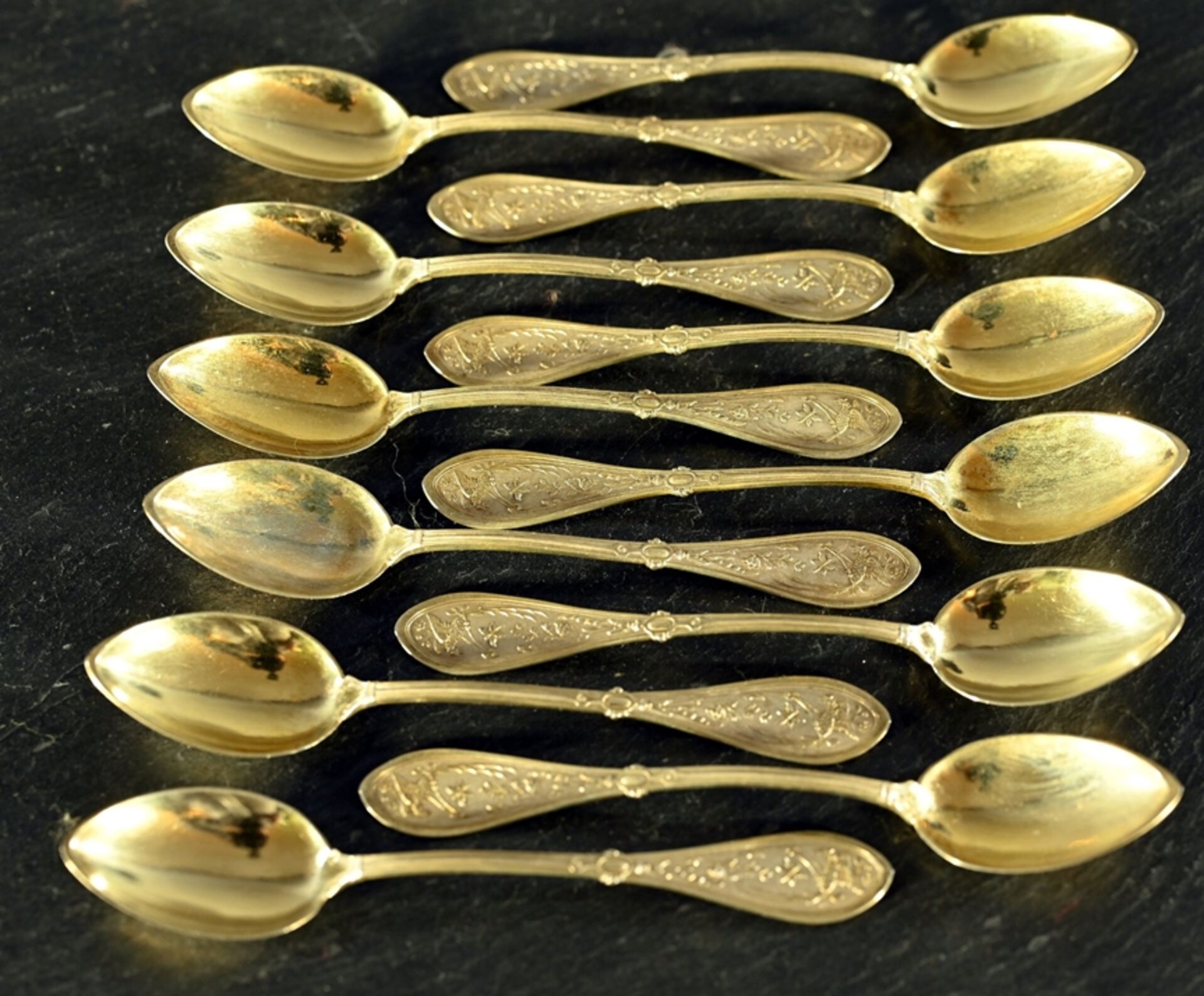 Folge von 12 Tee - oder Mokkalöffeln, 800er Silber, teilvergoldet, das spitzovale Grifffeld mit fl - Image 4 of 7