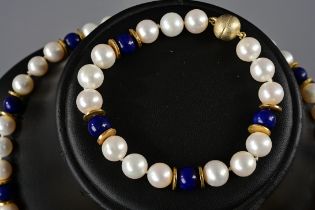 Perlenkette und -armband mit abwechselnd Zuchtperlen (Durchmesser ca. 0,8 cm), Lapislazulikugeln un