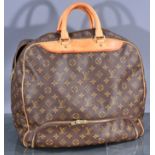 Louis Vuitton "Weekender" - Reisetasche; stärkere Alters- und Gebrauchsspuren, ca. 43 x 43 x 29 cm.