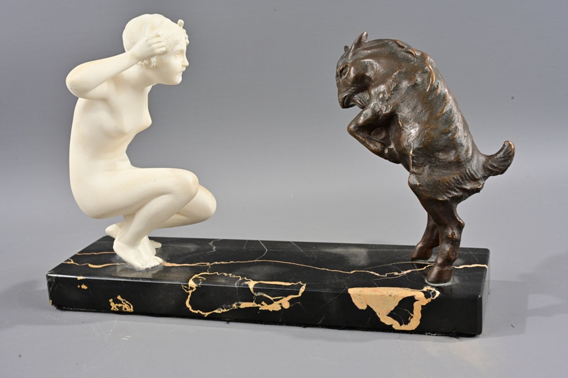 "Kämpfende Nymphe mit Ziegenbock", unsignierte Figurengruppe auf rechteckigem Marmorsockel montiert