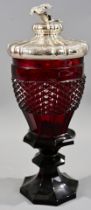 Prächtiger Rubinglaspokal mit plastischen Blüten, gekröntem Deckel aus 750er Silber, unpunziert/gep