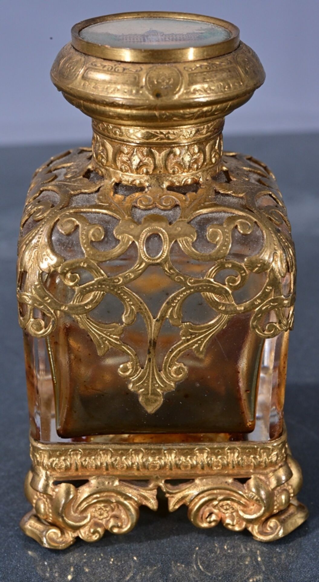 Antiker PARFUM-FLAKON. Farbloser, eckiger Klarglas-Flakon mit aufwändigem, vergoldetem, metallische - Bild 5 aus 7