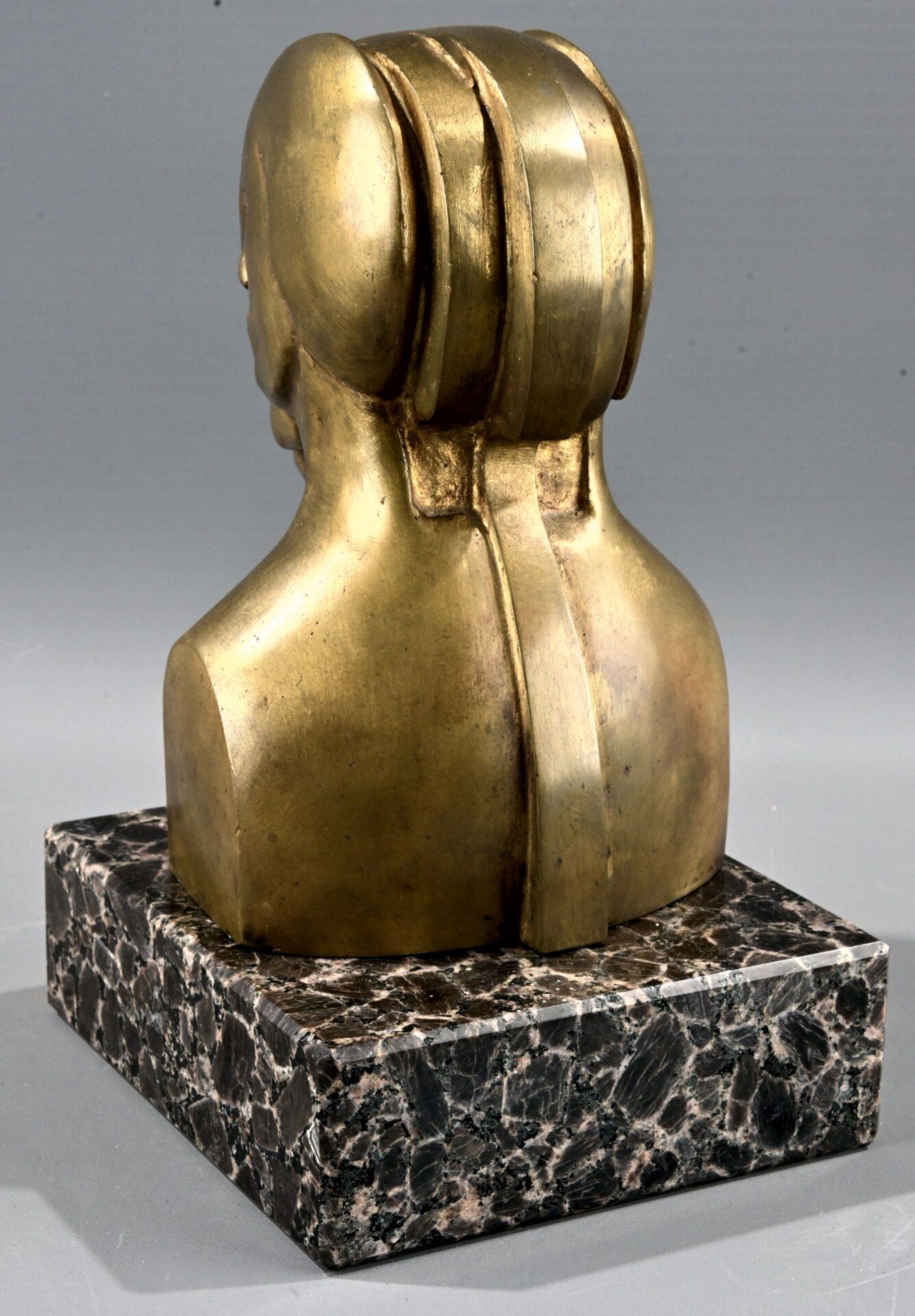"Kopfbewegung (1970)" auf rechteckigem Granitsockel montierter, goldbronzierter Bronzekopf, rechts - Image 2 of 6