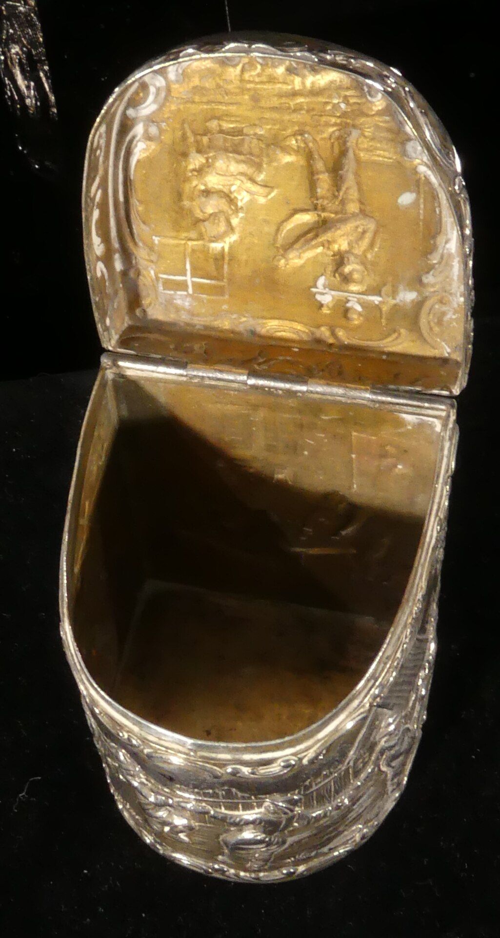 Teedose in nicht alltäglicher Formgebung, Deckel und rundum mit reliefierten Dekoren. 800er Silber, - Image 4 of 6