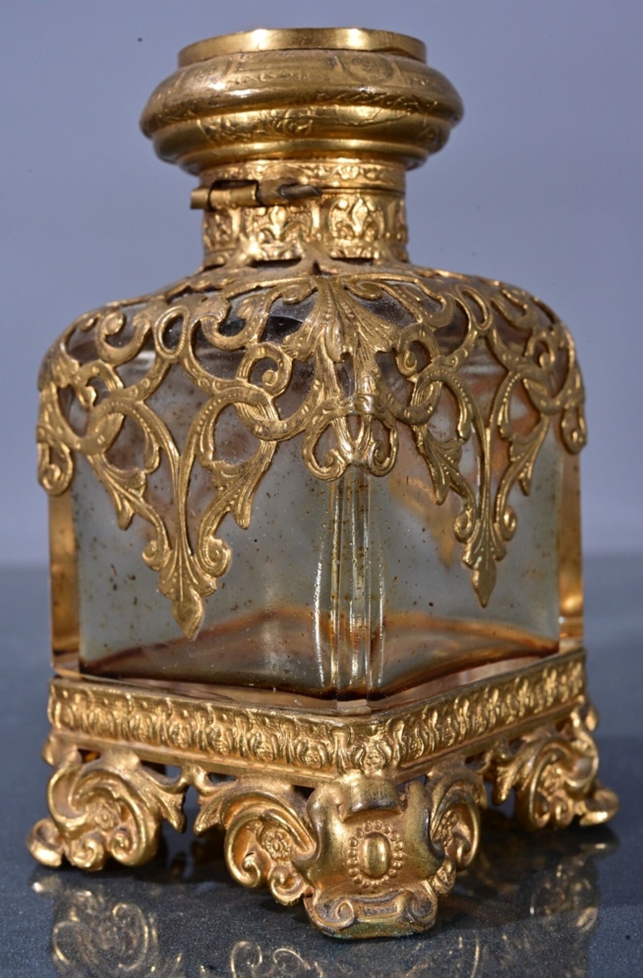 Antiker PARFUM-FLAKON. Farbloser, eckiger Klarglas-Flakon mit aufwändigem, vergoldetem, metallische