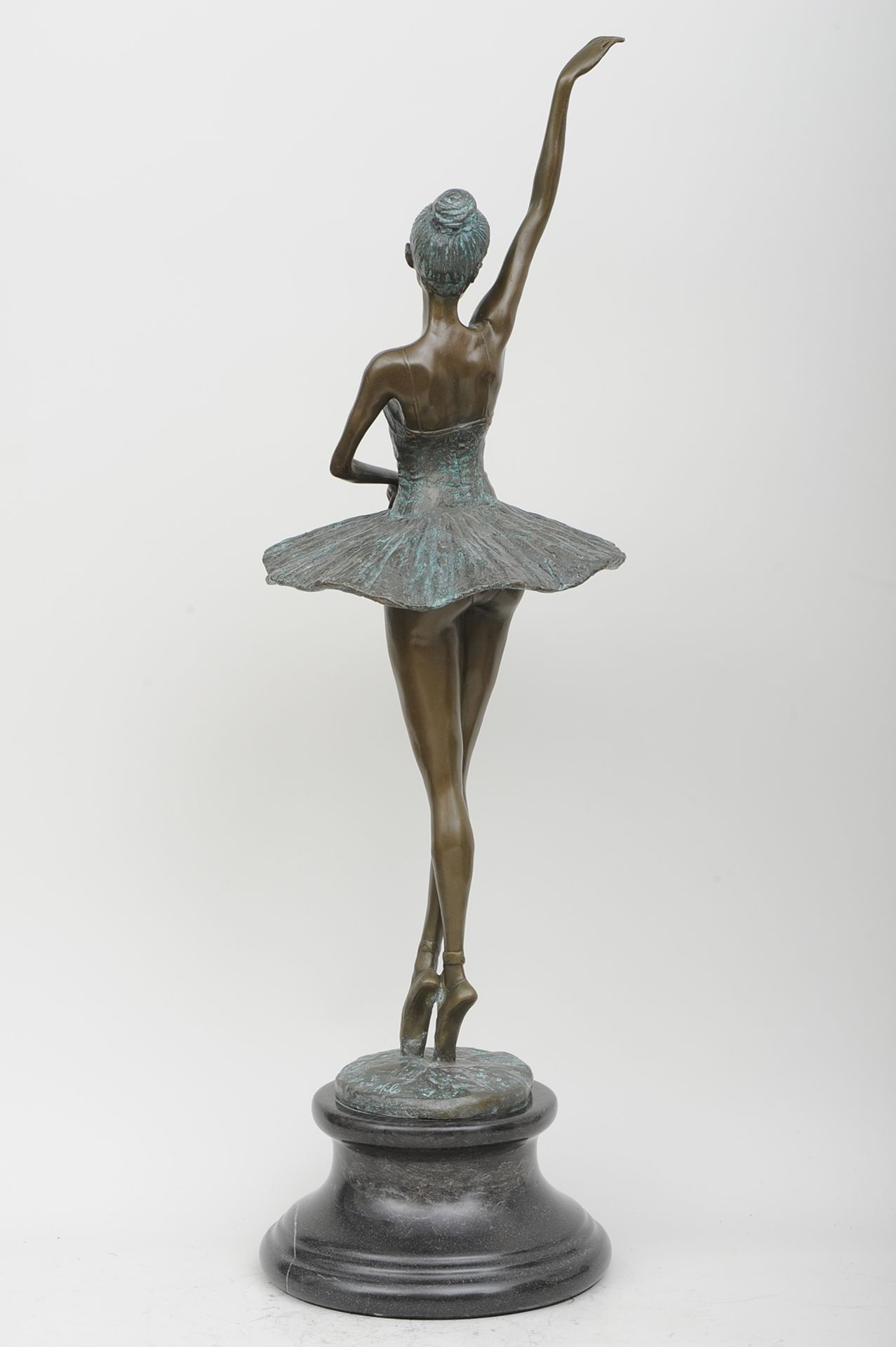 "Ballerina" - ästhetisch gut gelungene, grünlich-braun patinierte Bronzestatuette des späten 20./ A - Bild 12 aus 14