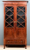 Eleganter Bücherschrank, Biedermeier um 1820/30, Mahagoni massiv und furniert, helle Fadenintarsia,