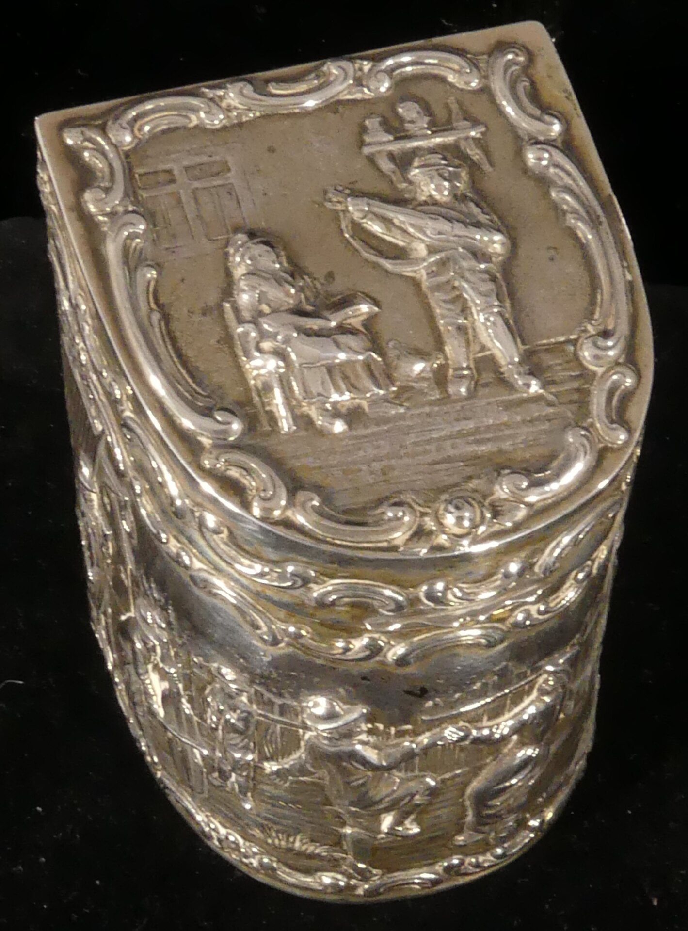 Teedose in nicht alltäglicher Formgebung, Deckel und rundum mit reliefierten Dekoren. 800er Silber, - Image 5 of 6