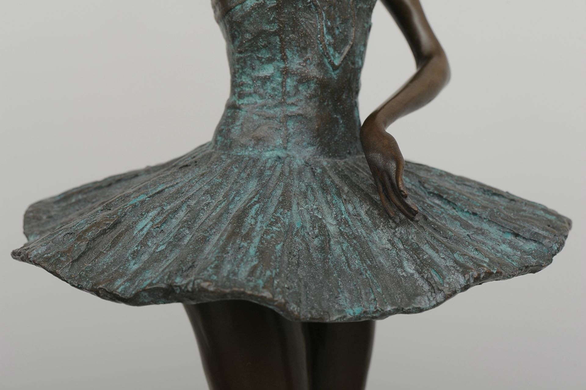 "Ballerina" - ästhetisch gut gelungene, grünlich-braun patinierte Bronzestatuette des späten 20./ A - Bild 3 aus 14