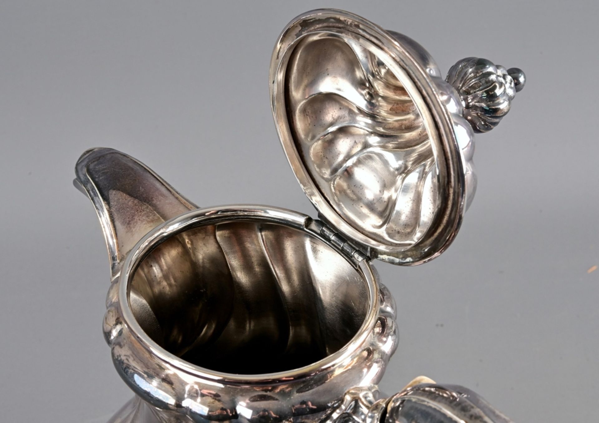 Kaffeekanne im Barockstil, ca. 650 gr. 835er Silber, seitlich scharnierter Deckel. Schöner Erhalt. - Image 7 of 10