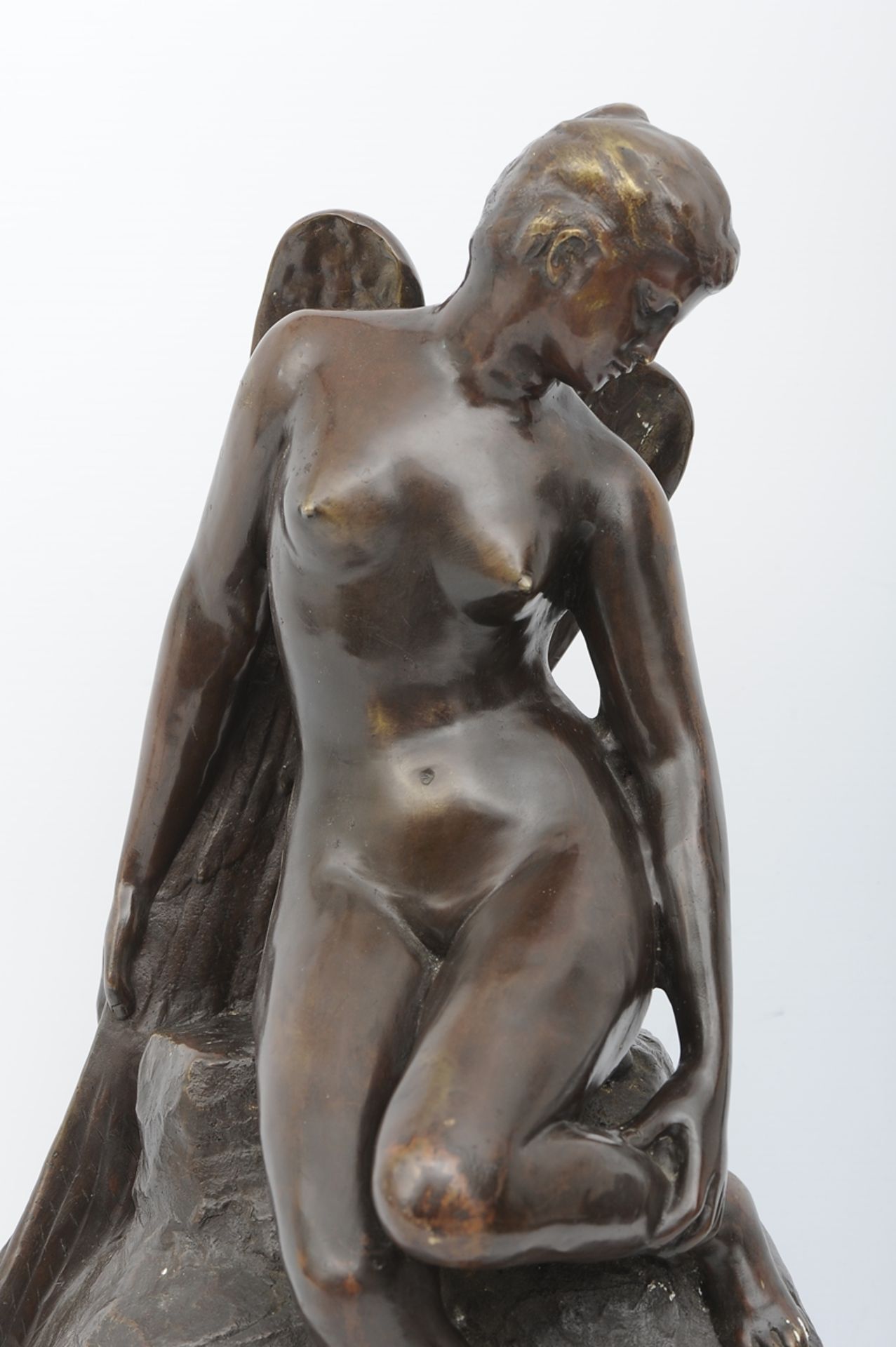 "Engelfigur auf Felssockel", großer, dunkel patinierter, zeitgenössischer Bronzeguss in historisier - Bild 2 aus 15