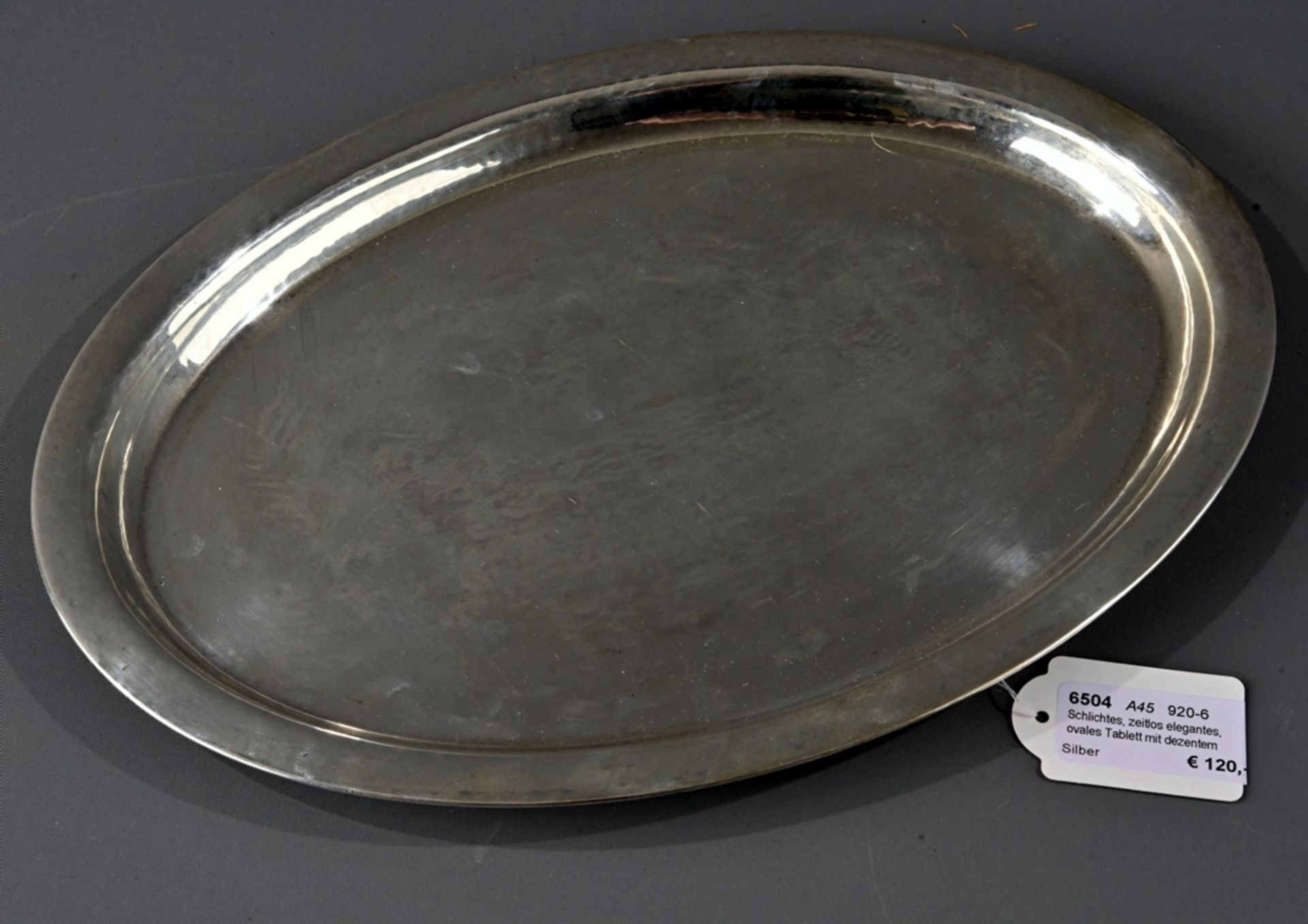 Schlichtes, zeitlos elegantes, ovales Tablett mit dezentem Hammerschlagdekor, ca. 355 gr. 830er Sil