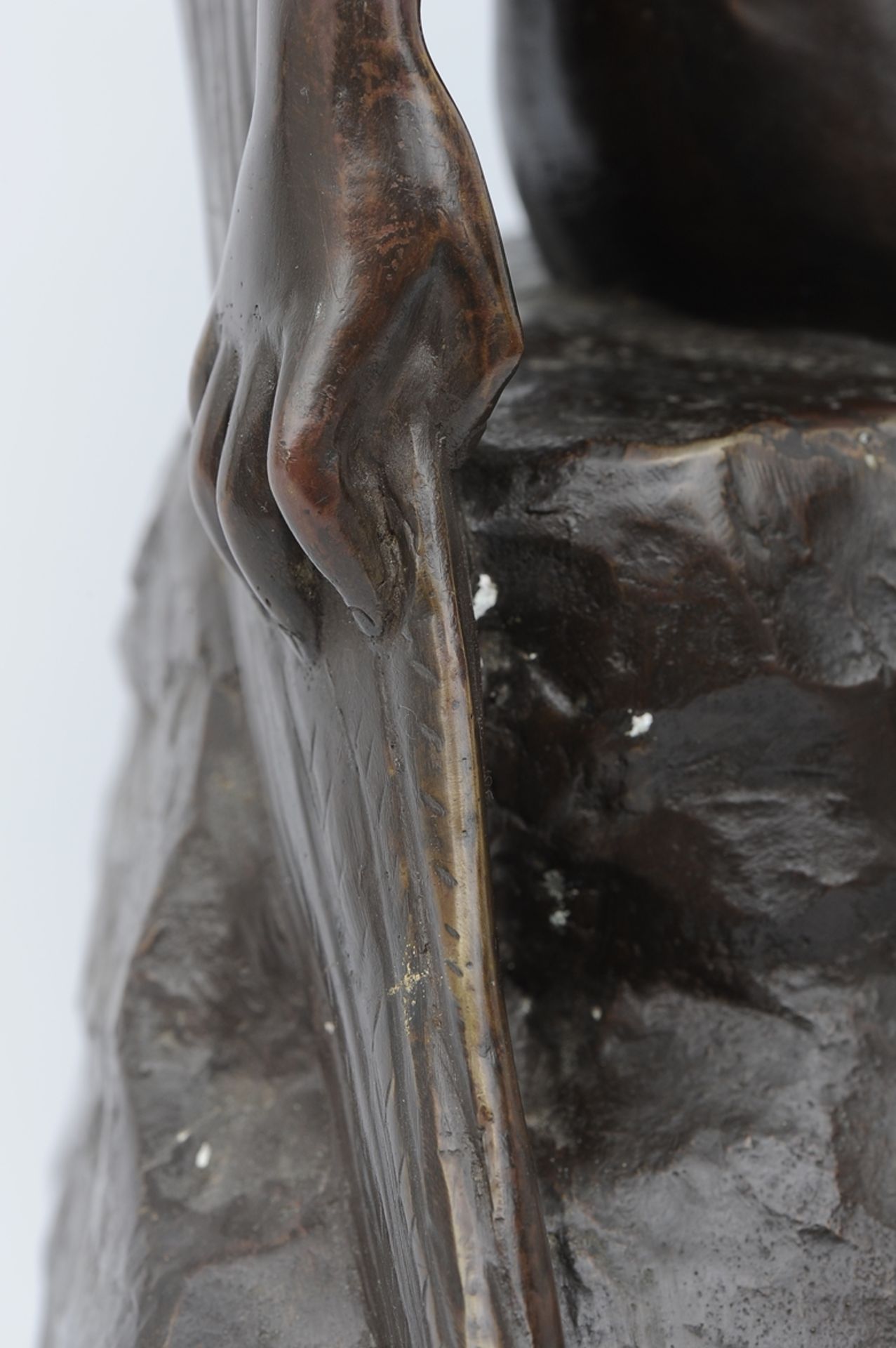 "Engelfigur auf Felssockel", großer, dunkel patinierter, zeitgenössischer Bronzeguss in historisier - Bild 13 aus 15