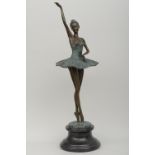 "Ballerina" - ästhetisch gut gelungene, grünlich-braun patinierte Bronzestatuette des späten 20./ A