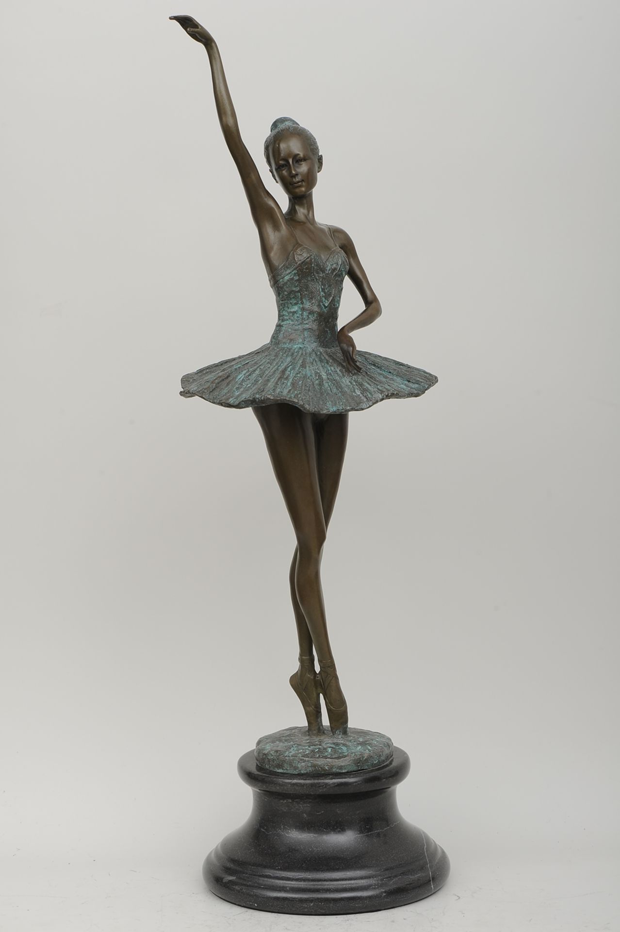 "Ballerina" - ästhetisch gut gelungene, grünlich-braun patinierte Bronzestatuette des späten 20./ A