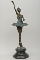 "Ballerina" - ästhetisch gut gelungene, grünlich-braun patinierte Bronzestatuette des späten 20./ A