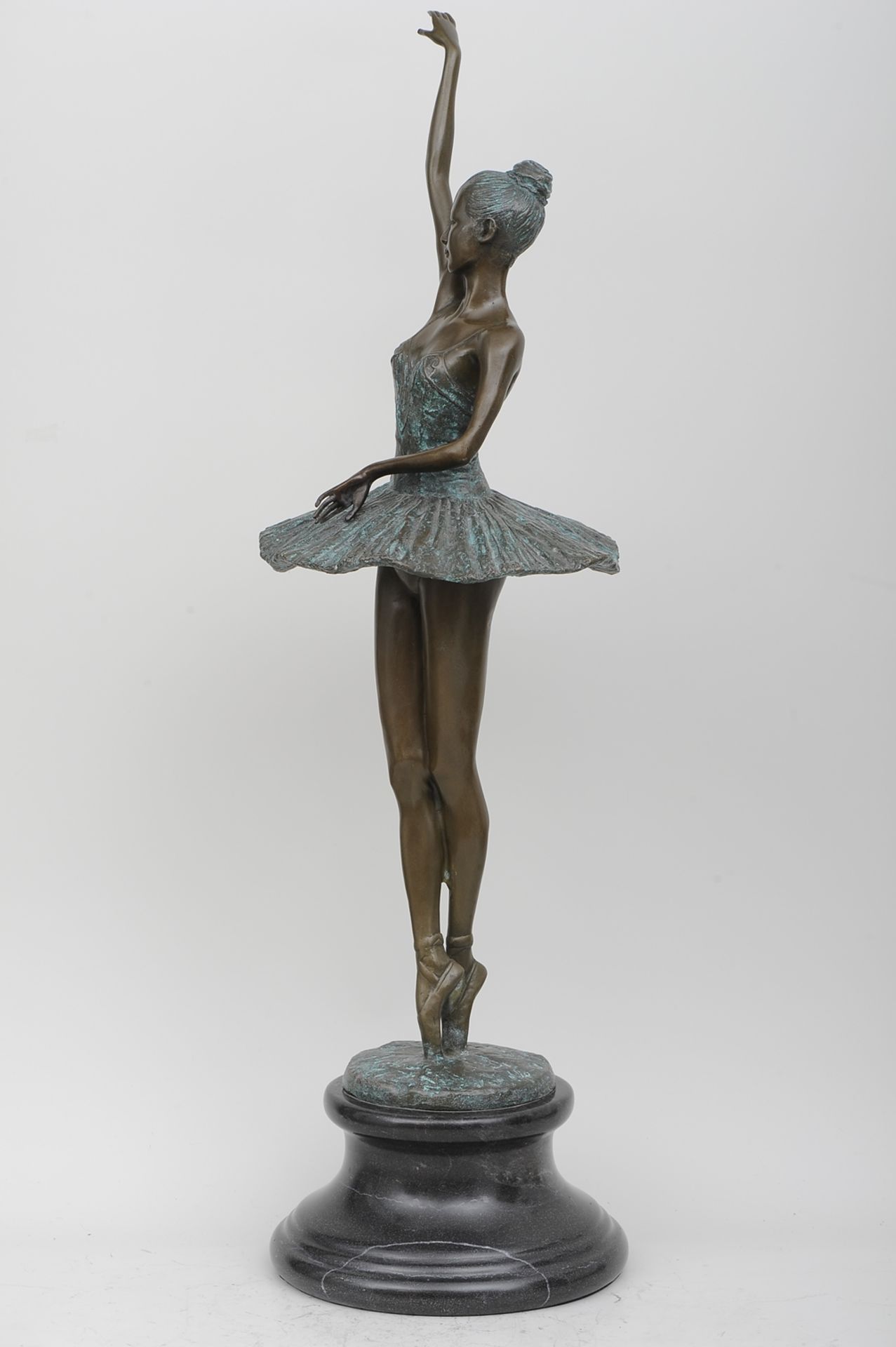 "Ballerina" - ästhetisch gut gelungene, grünlich-braun patinierte Bronzestatuette des späten 20./ A - Bild 10 aus 14