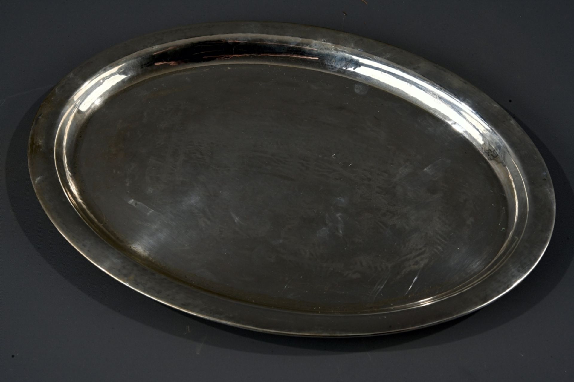 Schlichtes, zeitlos elegantes, ovales Tablett mit dezentem Hammerschlagdekor, ca. 355 gr. 830er Sil - Image 3 of 4