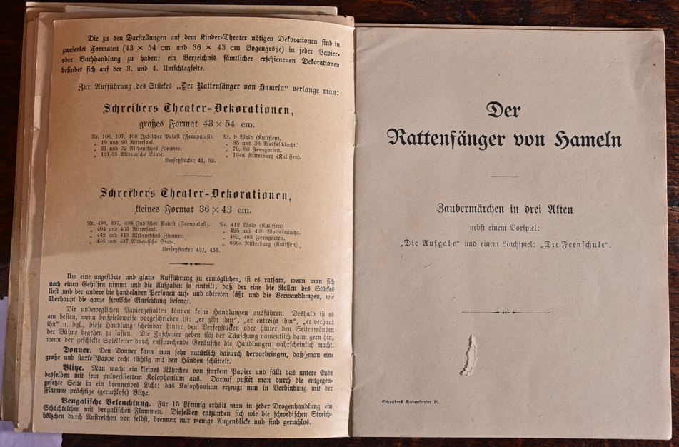 Großes Papiertheater / Kindertheater um 1900, ca. 40 verschiedene Kulissen, ca. 60 verschiedene Fig - Image 10 of 18