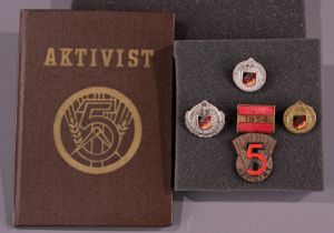 5 teiliges Lot verschiedener Orden und Abzeichen der DDR, bestehend aus Medaille des Jahresplans mi