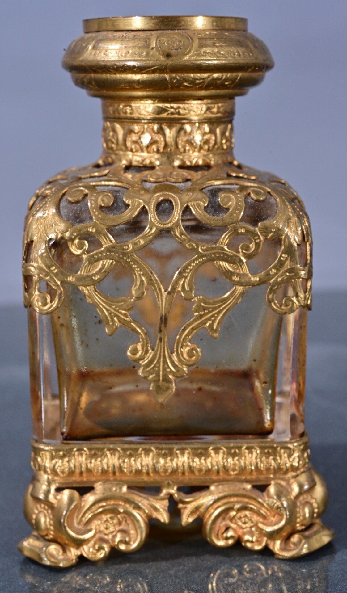 Antiker PARFUM-FLAKON. Farbloser, eckiger Klarglas-Flakon mit aufwändigem, vergoldetem, metallische - Bild 6 aus 7