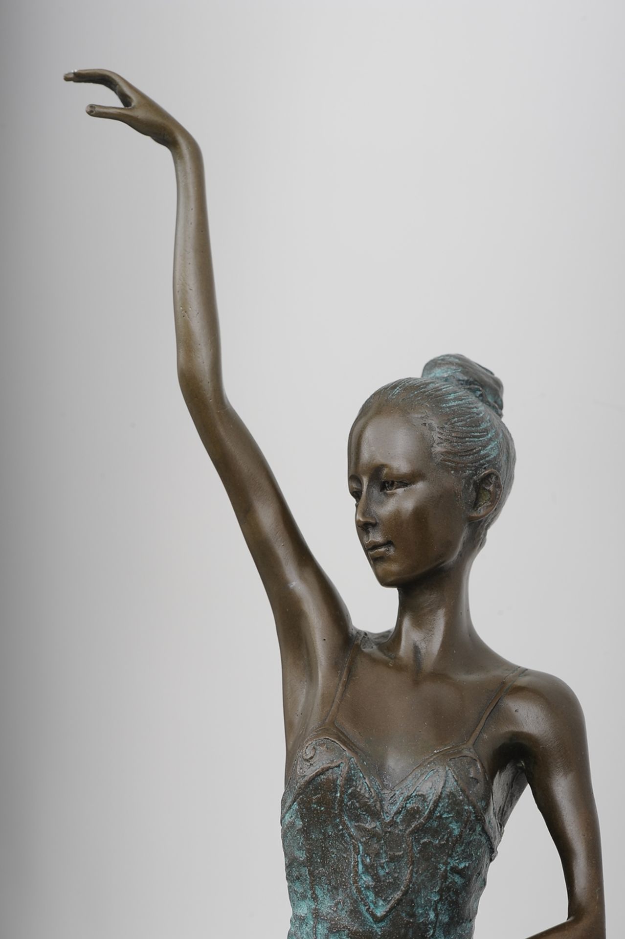 "Ballerina" - ästhetisch gut gelungene, grünlich-braun patinierte Bronzestatuette des späten 20./ A - Bild 7 aus 14