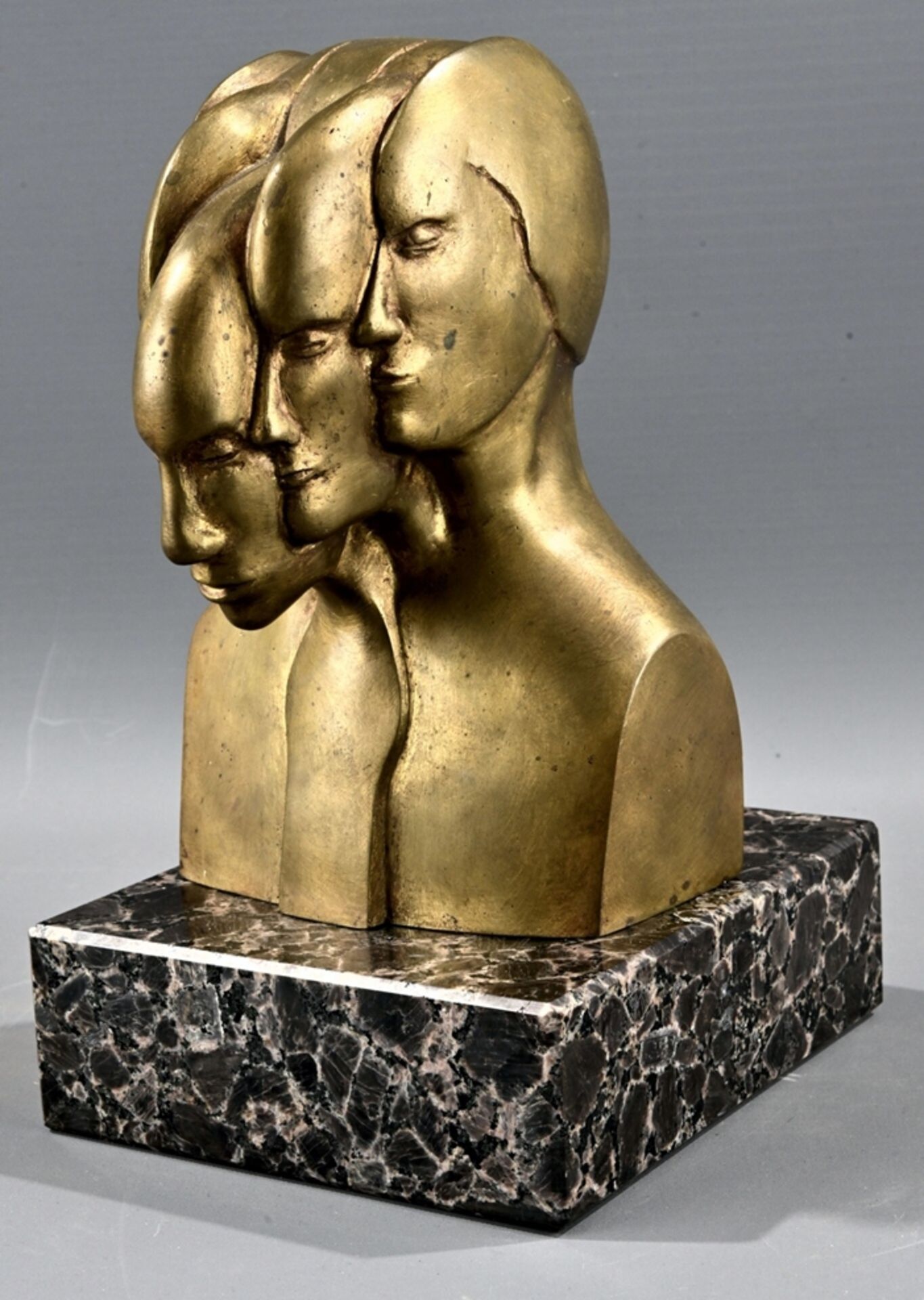 "Kopfbewegung (1970)" auf rechteckigem Granitsockel montierter, goldbronzierter Bronzekopf, rechts - Image 3 of 6