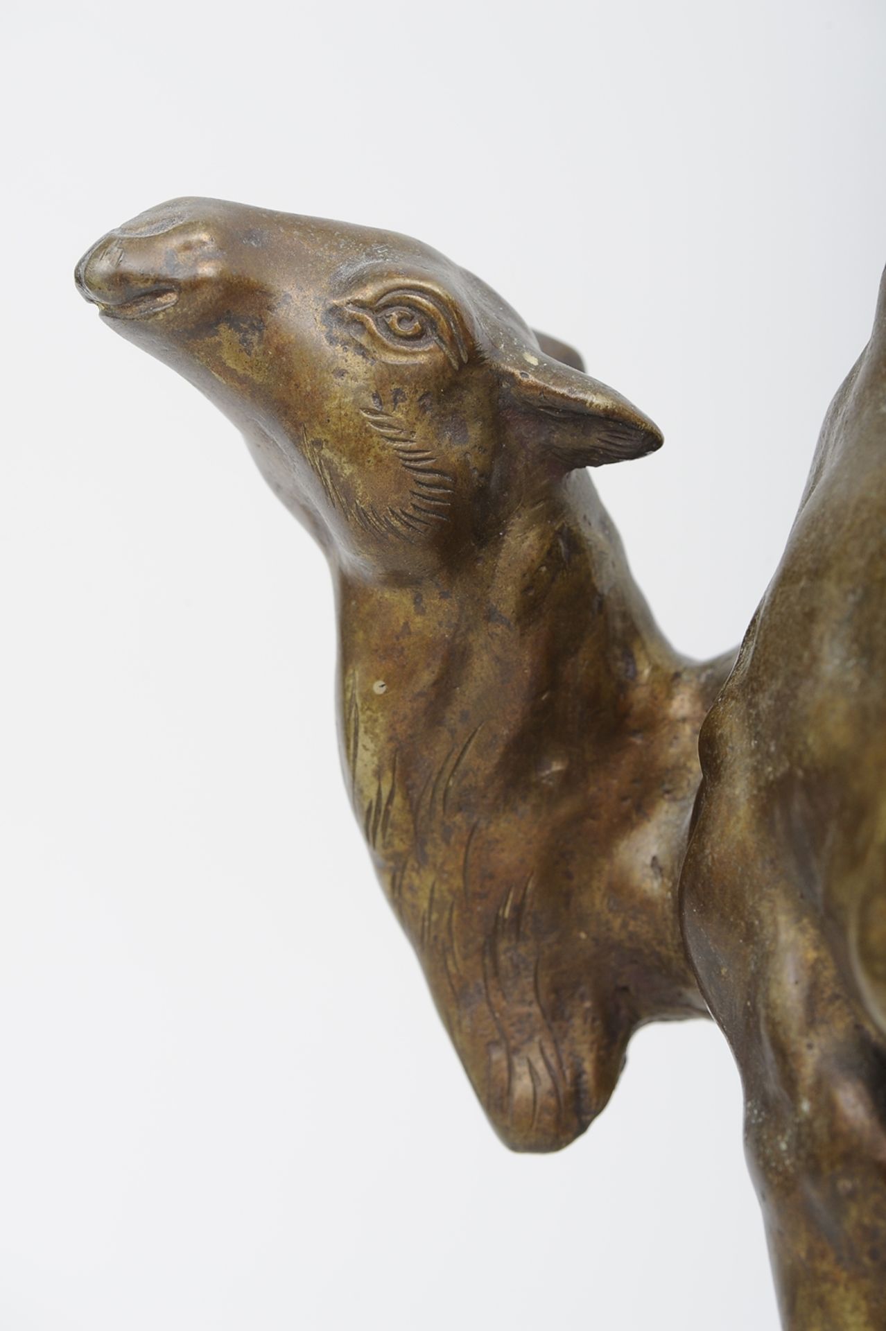 "Schreitendes Kamel" - Bronzeguss mit gold-brauner Patina, ca. 22,5 x 26 cm, unter 2 Hufen gemarkt - Bild 6 aus 9