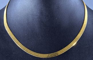 Sogenannte "Schlangenkette" aus 585er Gelbgold, Länge ca. 44 cm, Karabinerverschluss, Breite ca. 0,