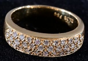 Massiver Ring in 750er Gelbgold, schauseitig mit zahllosen winzigen Diamanten besetzt (ähnlich eine