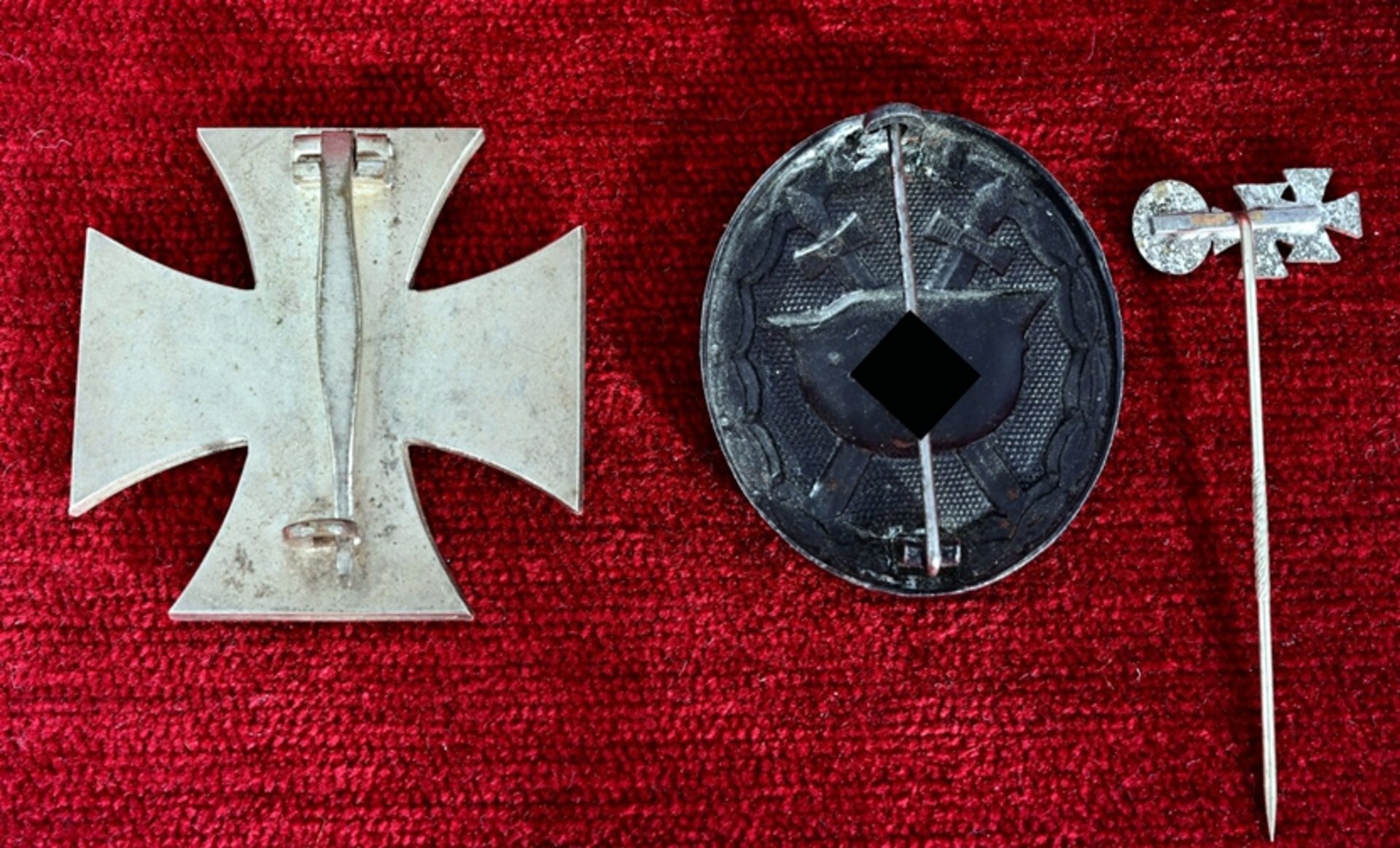 3 teiliges Ordenskonvolut, bestehend aus: Eisernes Kreuz I. Klasse; rückwärtiges Nadelsystem, ohne - Image 2 of 2