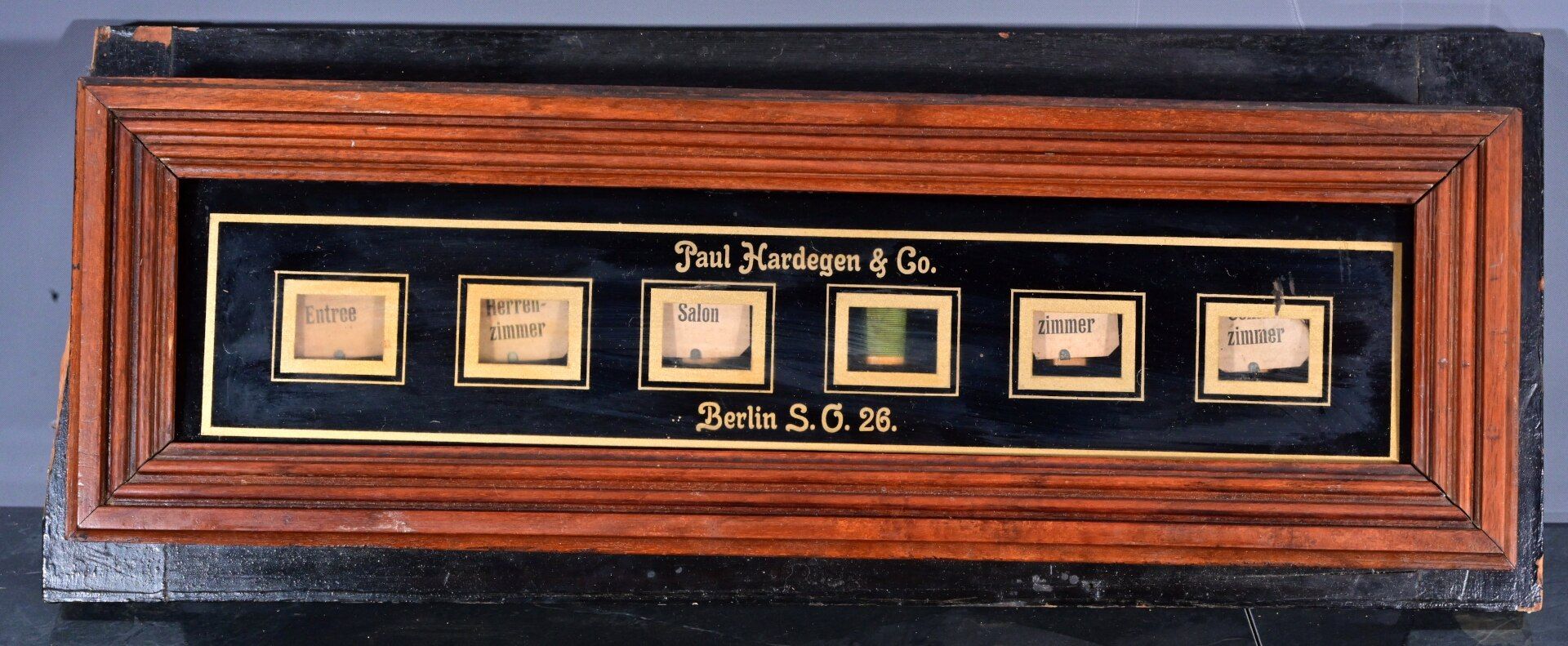 Antike Dienstboten - Rufanlage um 1900/20, Nussbaumgehäuse auf schwarz lackierter Holzplatte(seitli