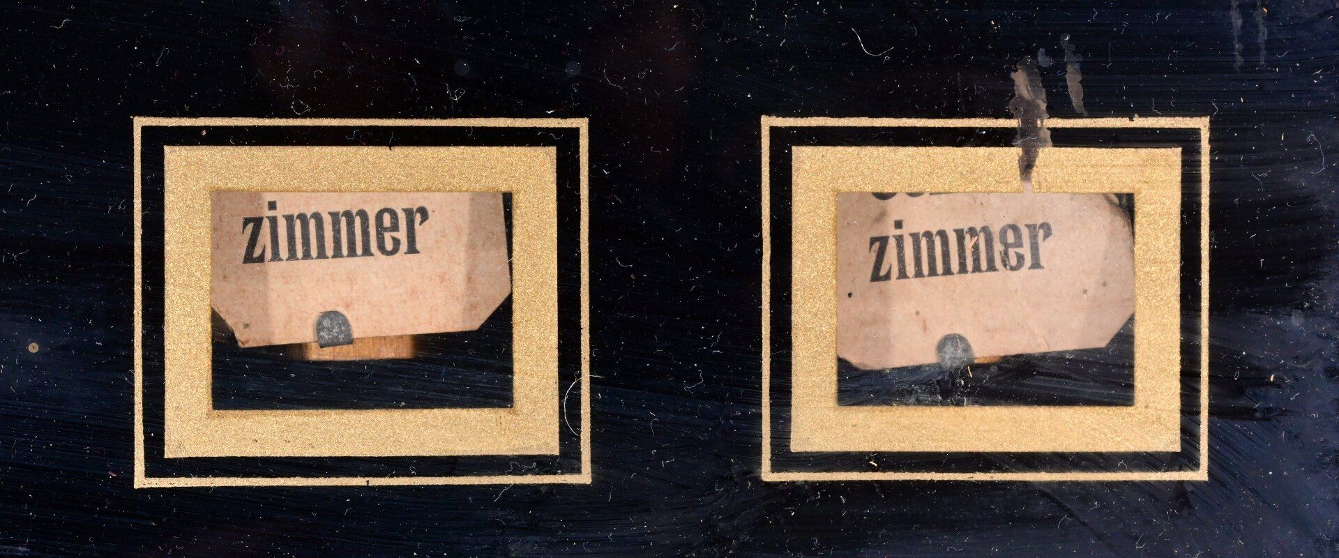 Antike Dienstboten - Rufanlage um 1900/20, Nussbaumgehäuse auf schwarz lackierter Holzplatte(seitli - Image 3 of 4