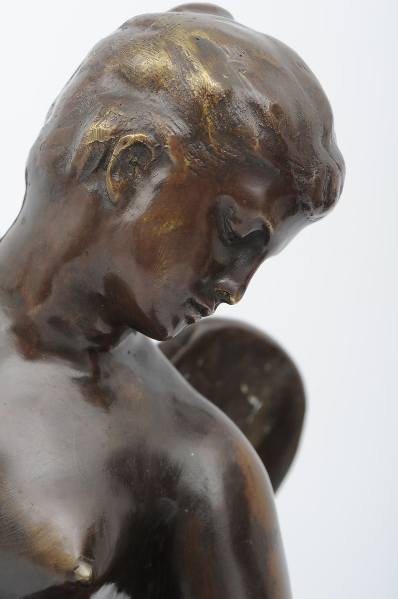 "Engelfigur auf Felssockel", großer, dunkel patinierter, zeitgenössischer Bronzeguss in historisier - Bild 3 aus 15