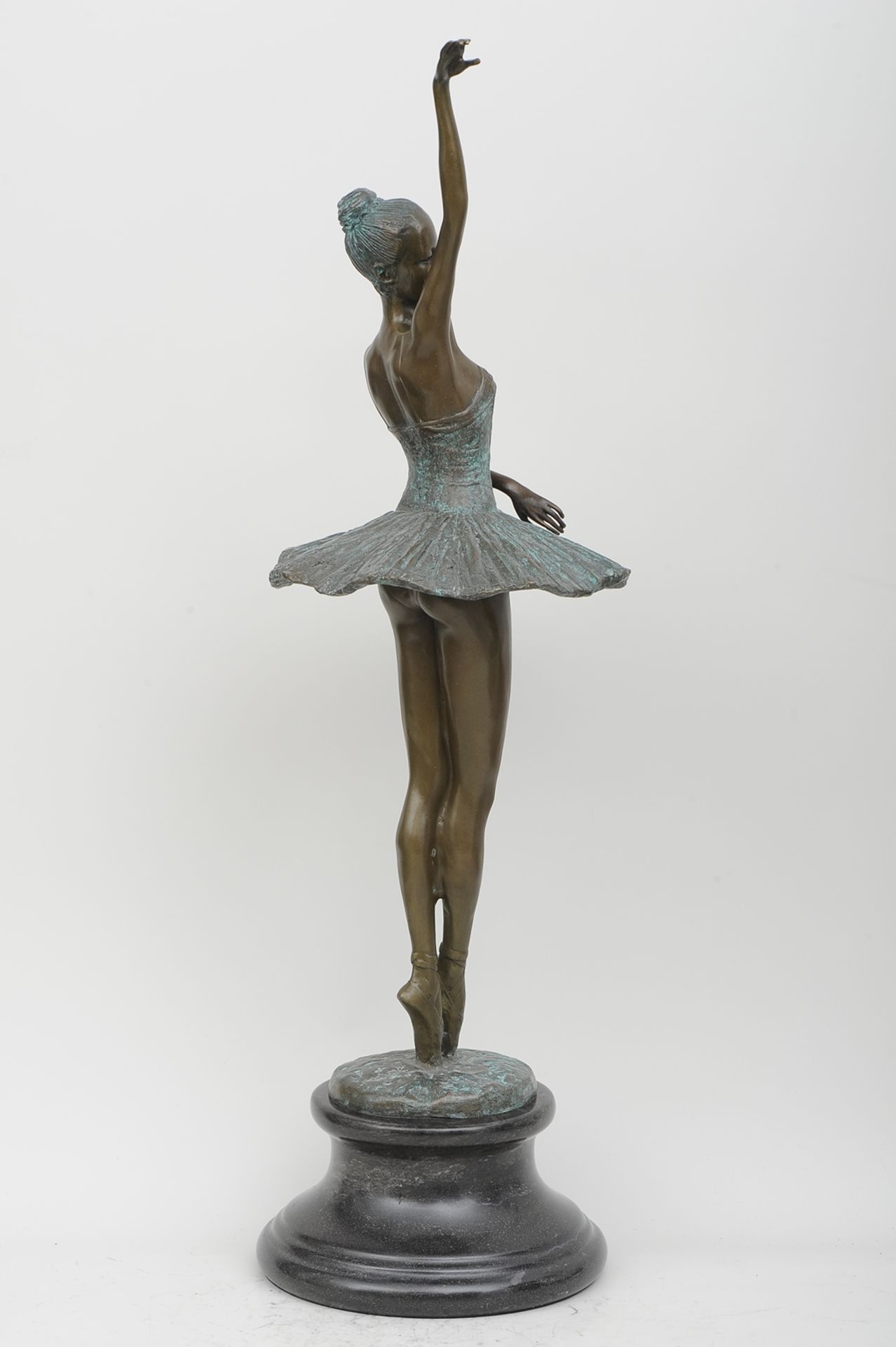 "Ballerina" - ästhetisch gut gelungene, grünlich-braun patinierte Bronzestatuette des späten 20./ A - Bild 13 aus 14