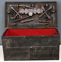 Antike, geschmiedete Eisentruhe, sog. "Kriegskasse", 18. oder 19. Jhdt., ca. 26 x 57 x 29 cm. Decke