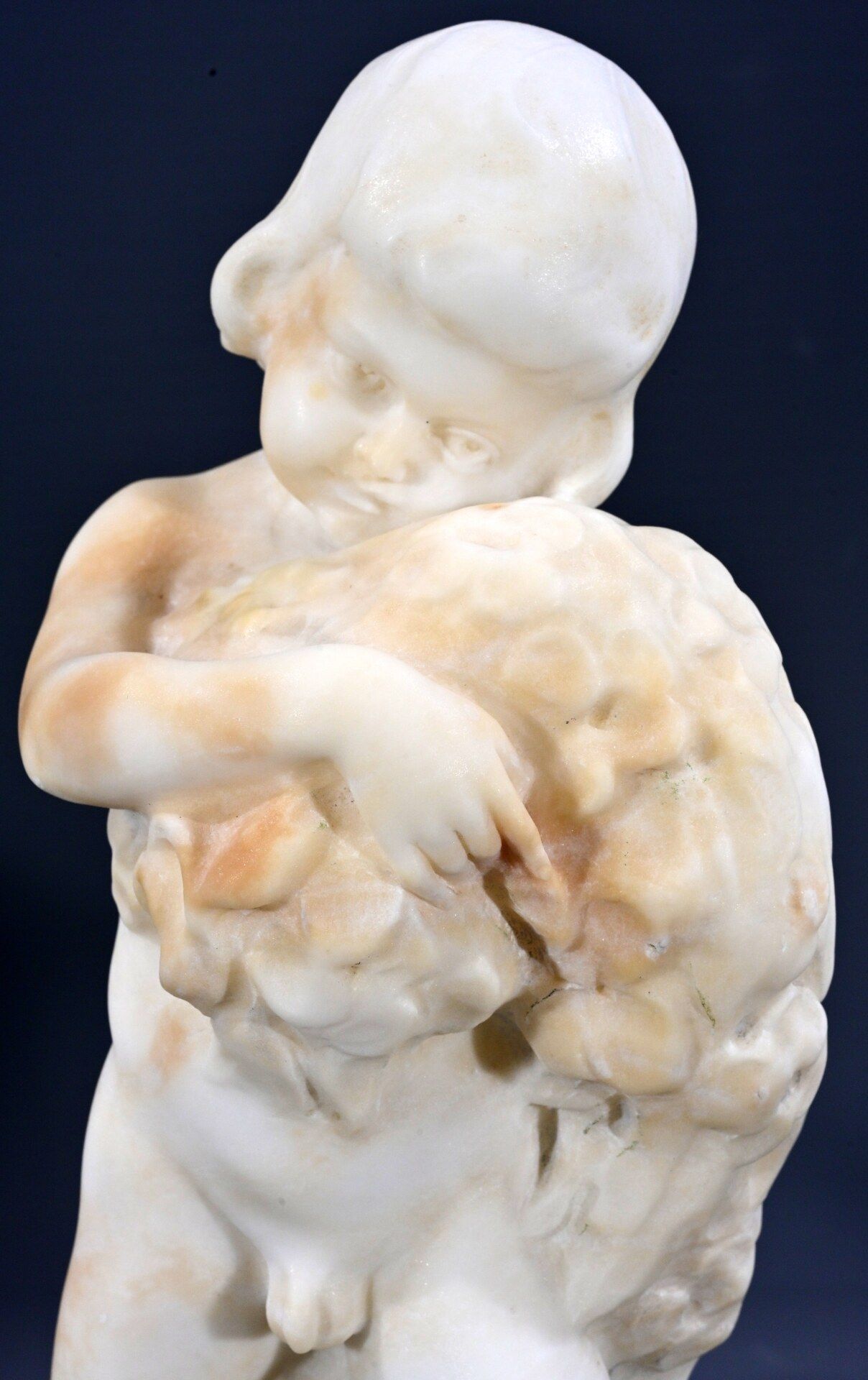 "Nackter Knabe mit Blumengirlande" - Alabaster Skulptur des R. Greiner um 1910/20. An Arbeiten der - Image 3 of 12