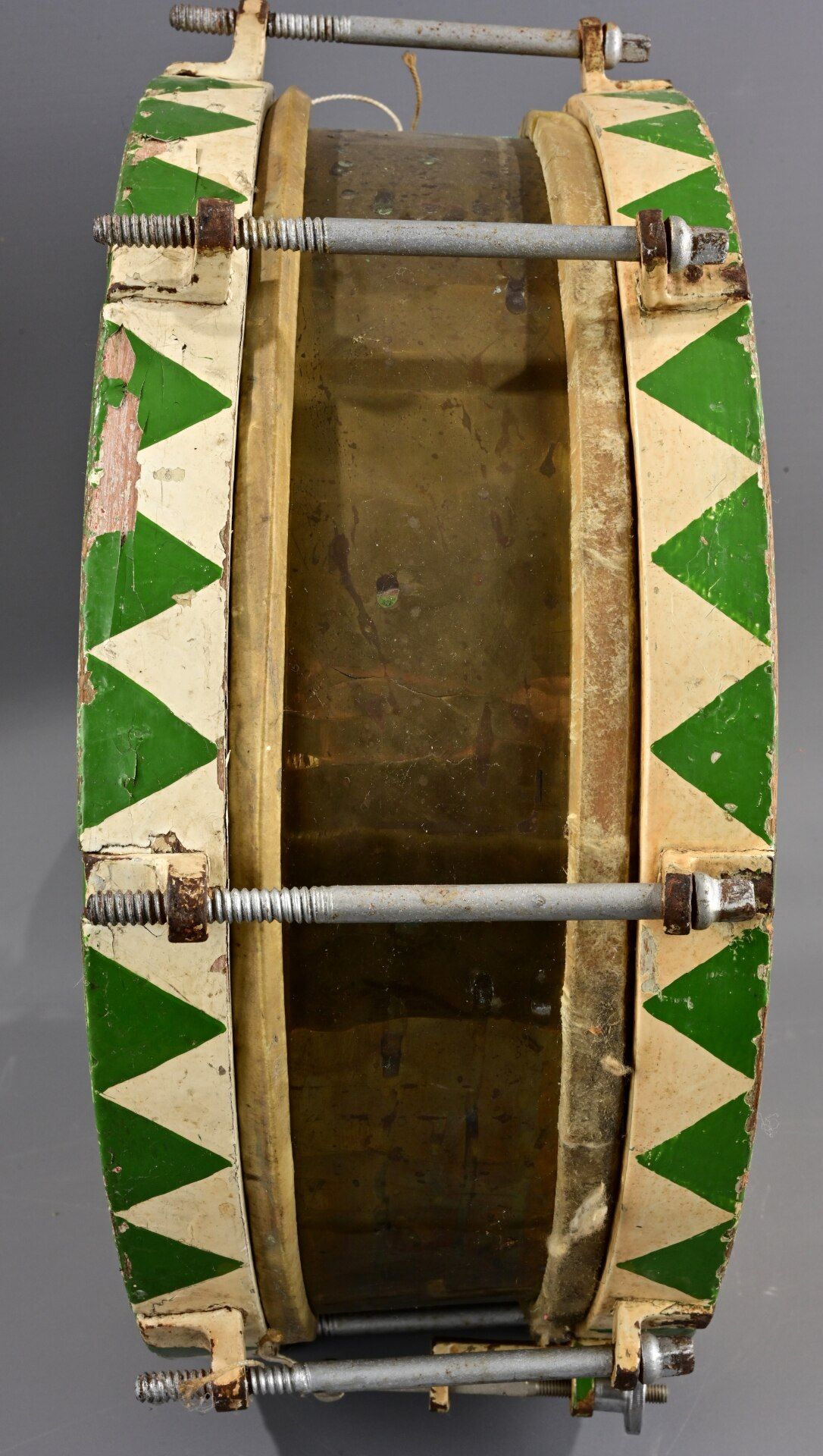 Alte Trommel mit Trommelstöcken/Drumsticks, wohl 1930er/40er Jahre, Durchmesser ca. 43 cm, Stocklän - Image 6 of 6