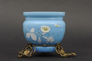 Bläuliche, bauchige Glasvase in Messingdraht-Standring in Jugendstilmanier, um 1900/20. Die Vase (H