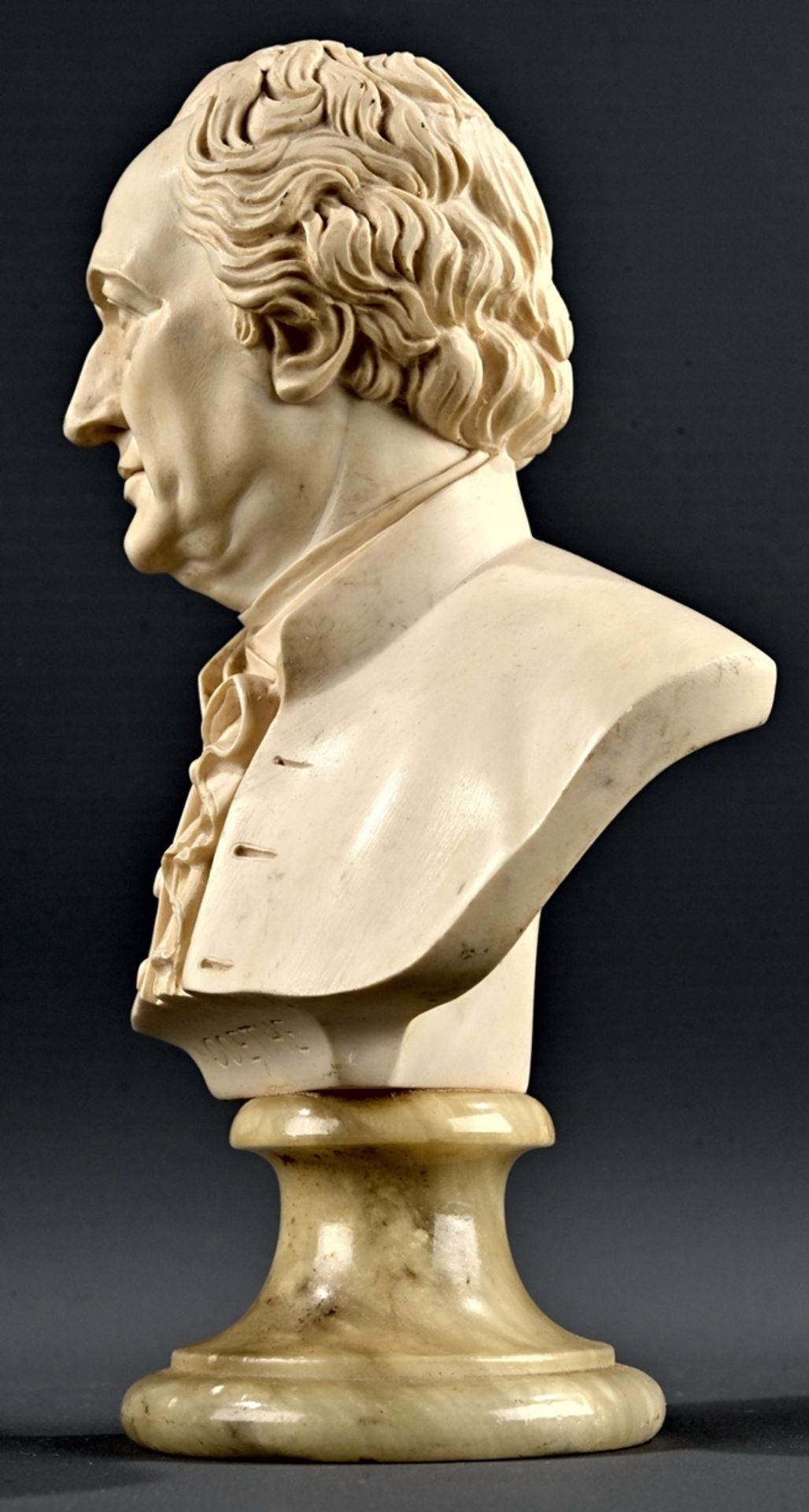 "Johann Wolfgang von Goethe" - Büste auf profiliertem, rundem Natursteinsockel, 20./21. Jhdt., Höhe - Image 4 of 8