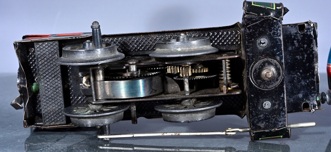 2 ältere Blechspielzeuge: 1 x Lokomotive, Spur 0, Gebrüder Bing, Nürnberg(ungeprüfter Uhrwerksantri - Image 4 of 6