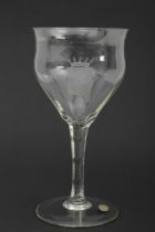 Antikes Pokalglas, überdimensioniertes Weinglas, fein gearbeitetes Adelswappen mit 5zackiger Krone.
