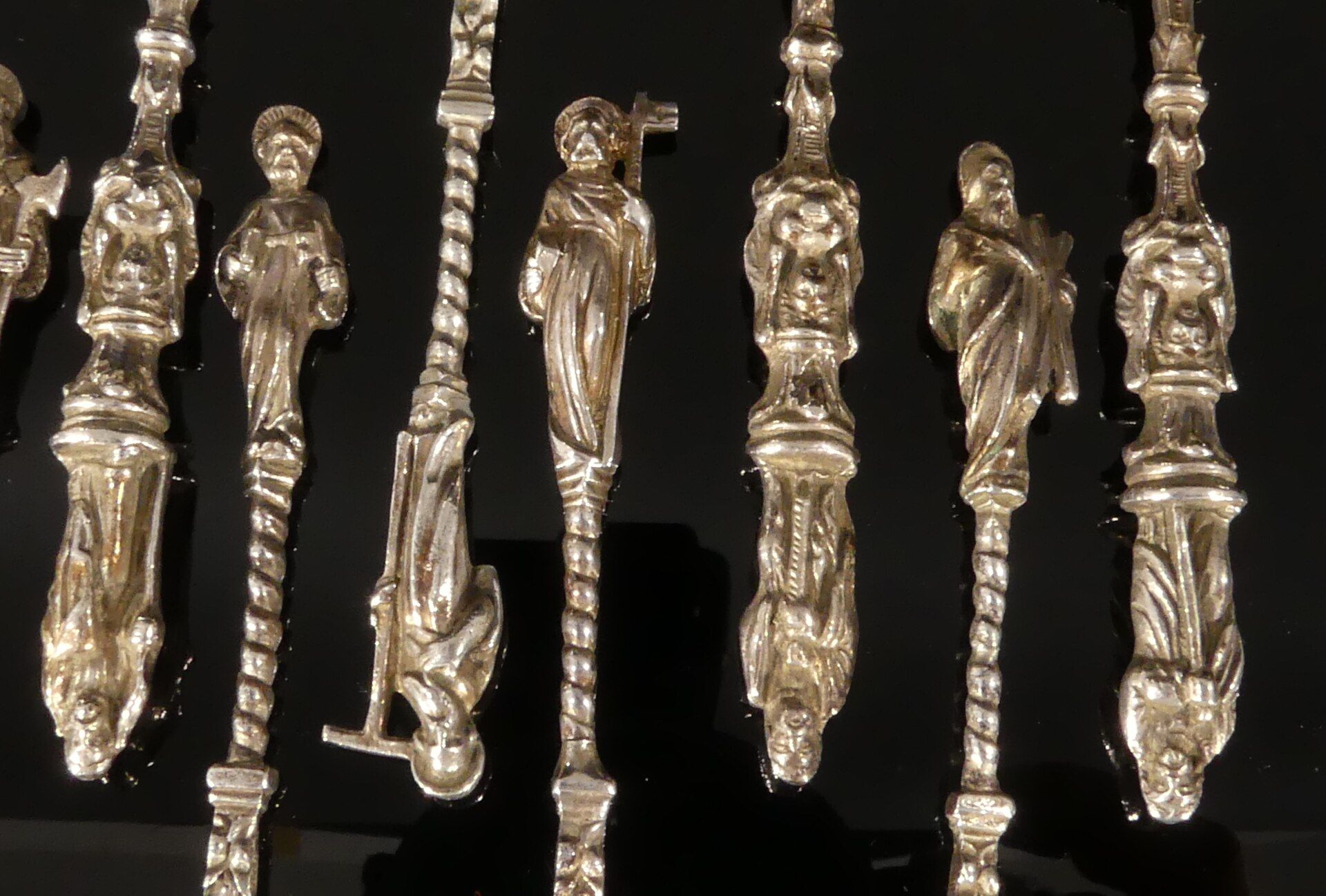 Folge von 12 verschiedenen "Apostel" - Löffeln, Silber; verschiedene Alter, Größen, Motive und Erha - Image 3 of 11