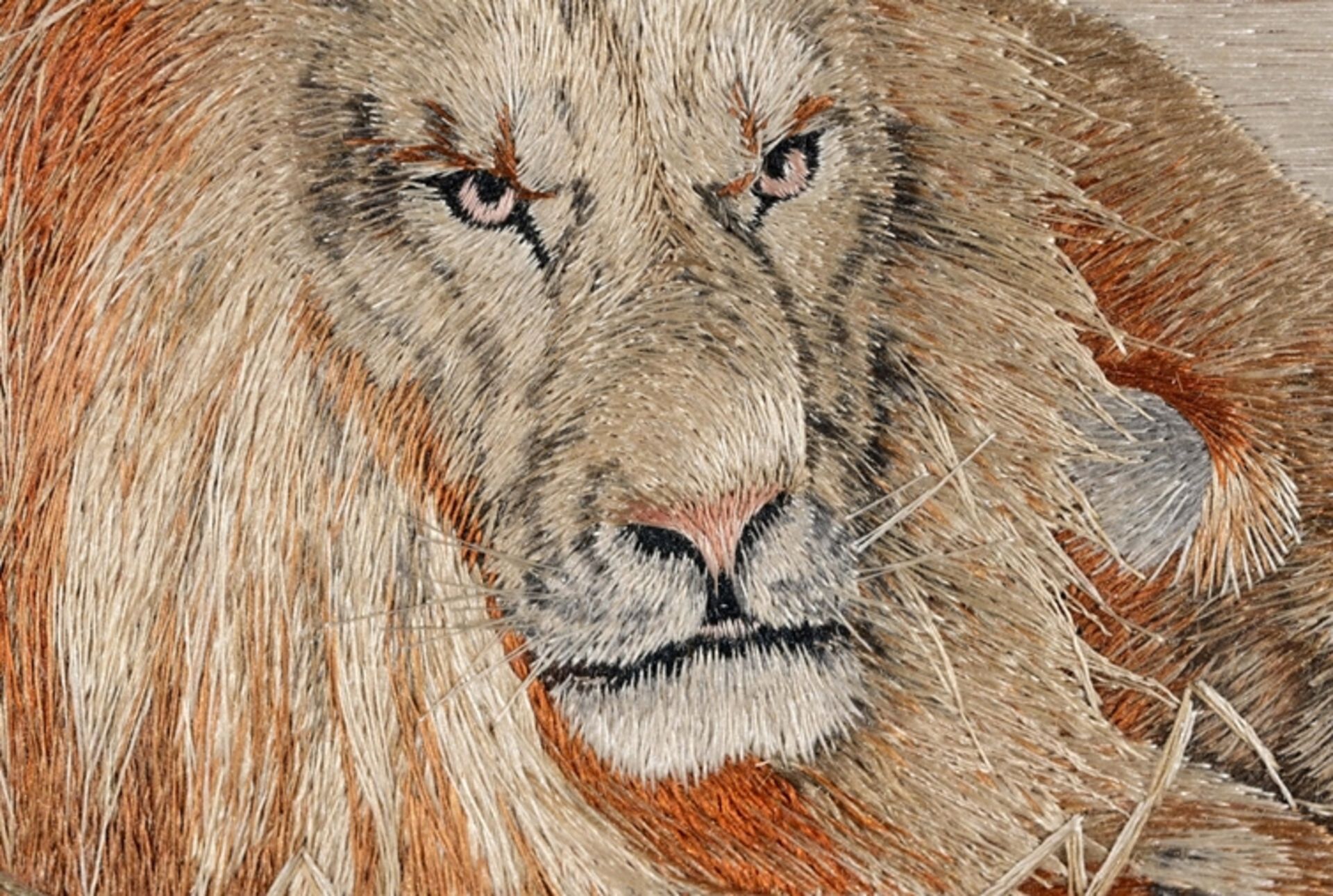 "Löwen in der Savanne", äußerst aufwändiges, detailreiches, hinter Glas gerahmtes, japanisches Seid - Image 2 of 3