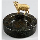 Aschenbecher mit "goldenem Schaf", 1. Drittel 20. Jhdt., schwarzer Marmor. Höhe ca. 8 cm, Durchmess