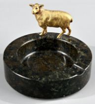 Aschenbecher mit "goldenem Schaf", 1. Drittel 20. Jhdt., schwarzer Marmor. Höhe ca. 8 cm, Durchmess