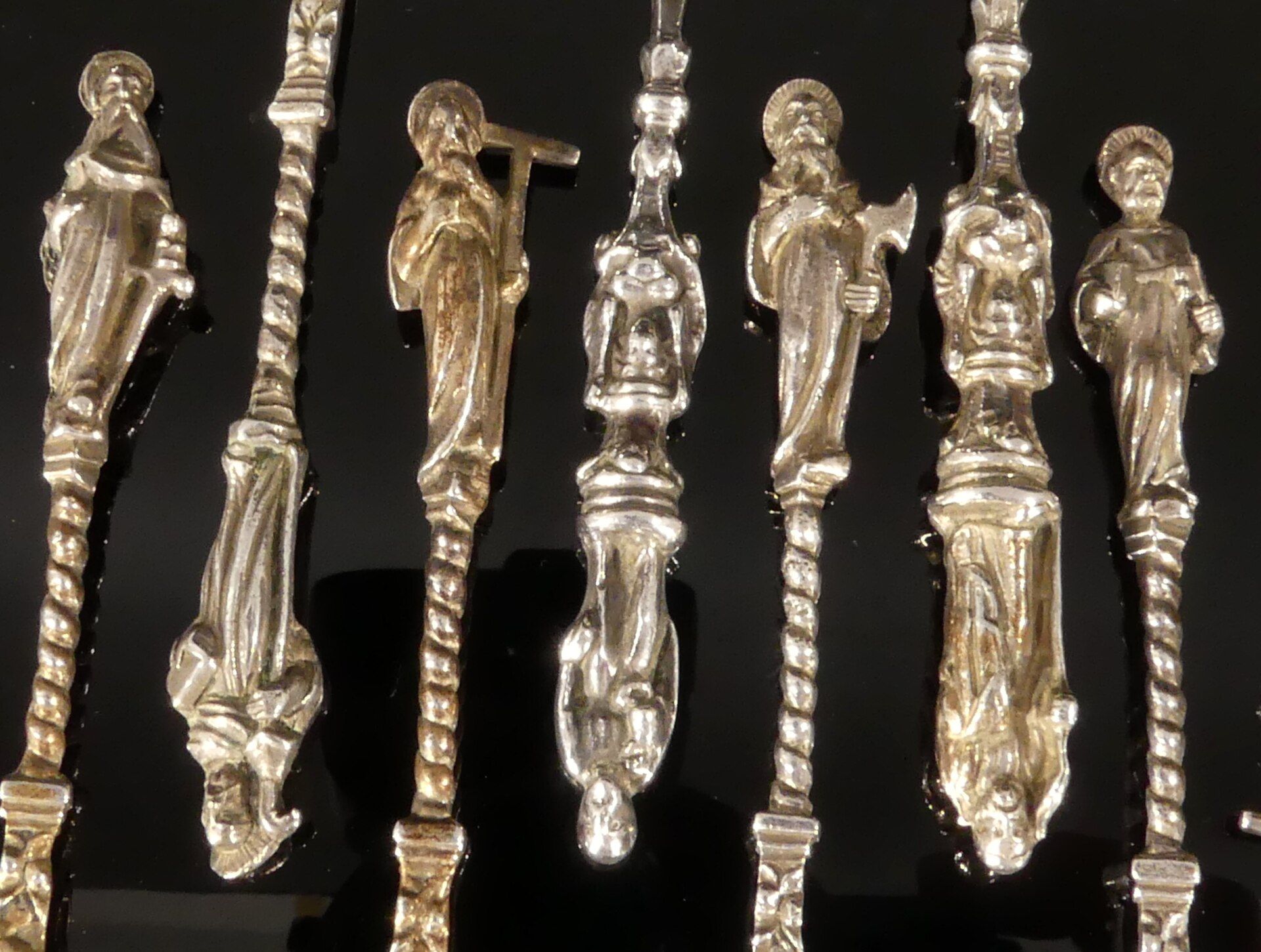Folge von 12 verschiedenen "Apostel" - Löffeln, Silber; verschiedene Alter, Größen, Motive und Erha - Image 2 of 11