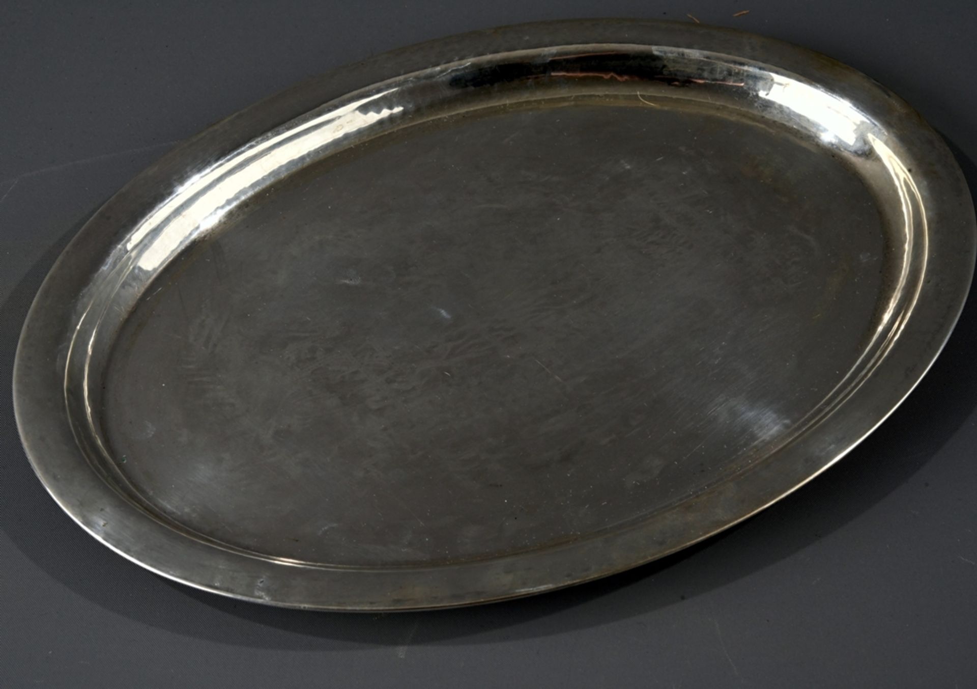 Schlichtes, zeitlos elegantes, ovales Tablett mit dezentem Hammerschlagdekor, ca. 355 gr. 830er Sil - Image 2 of 4